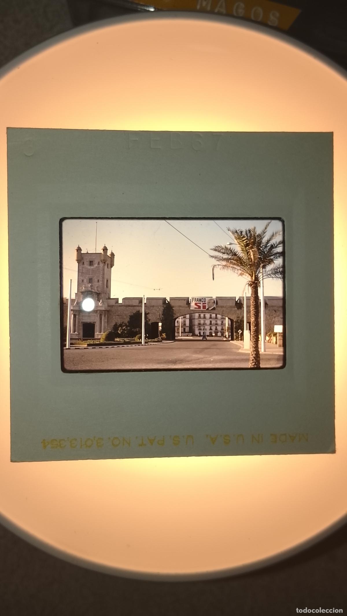 Fotograf&iacute;a antigua: DIAPOSITIVA A&Ntilde;O 1967 CADIZ CAPITAL PUERTAS DE TIERRA CARTEL PUBLICITARIO FRANCO SI POLITICO COLGADO