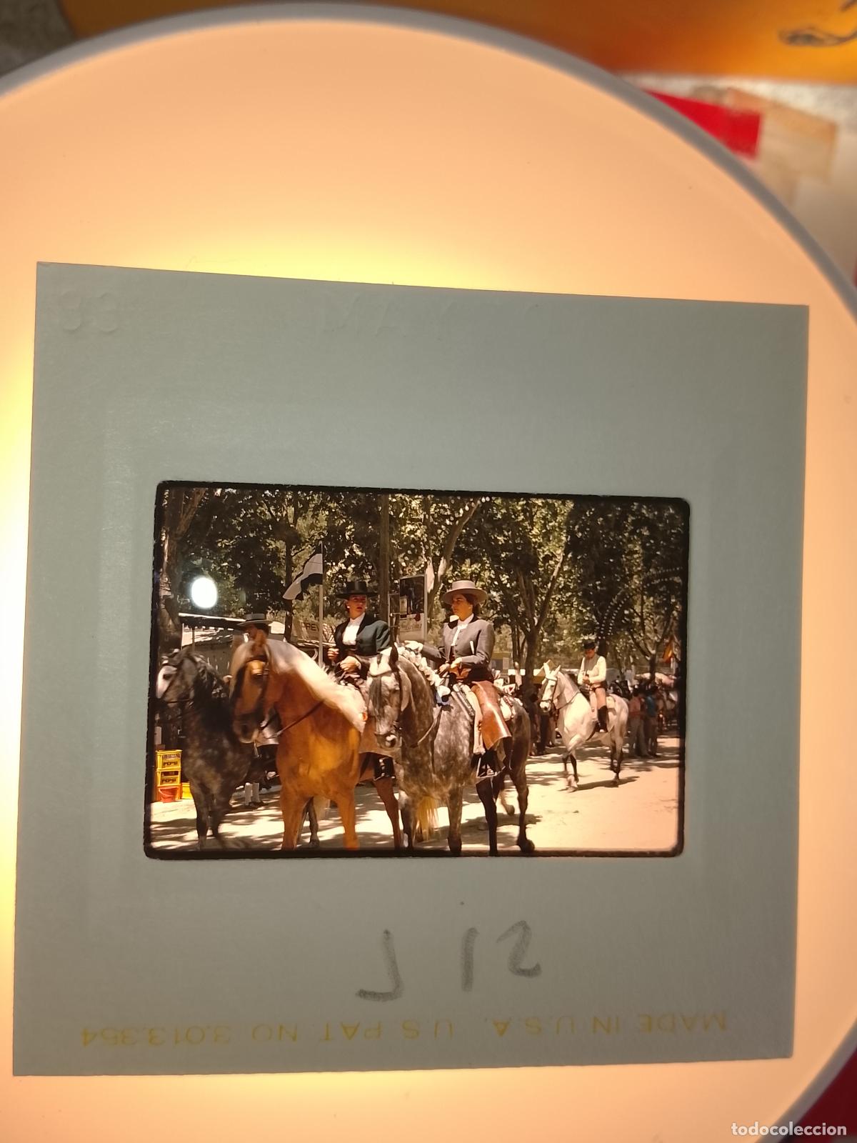 Fotograf&iacute;a antigua: DIAPOSITIVA A&Ntilde;O 1970 CADIZ JEREZ FERIA DEL CABALLO . RECINTO FERIAL COCHES DE CABALLOS