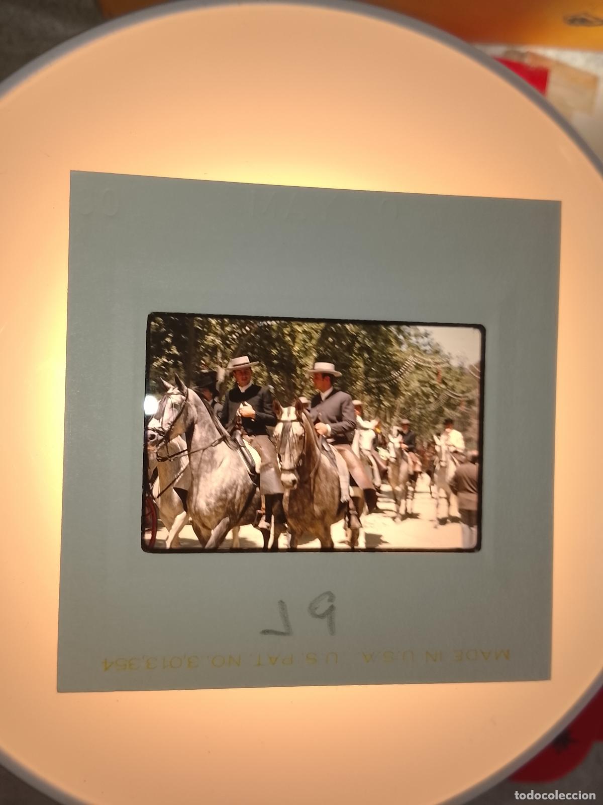 Fotograf&iacute;a antigua: DIAPOSITIVA A&Ntilde;O 1970 CADIZ JEREZ FERIA DEL CABALLO . RECINTO FERIAL COCHES DE CABALLOS