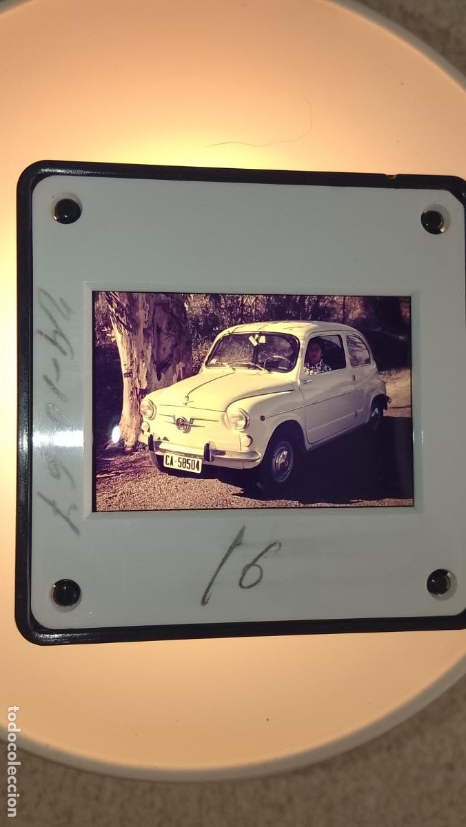 Fotograf&iacute;a antigua: DIAPOSITIVA A&Ntilde;OS 60 70 COCHE DE EPOCA SEAT ESCARABAJO MINI