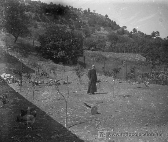 Fotograf&iacute;a antigua: CURA Y GALLINERO. Catalu&ntilde;a. Circa 1935. Negativo estereosc&oacute;pico de cristal.