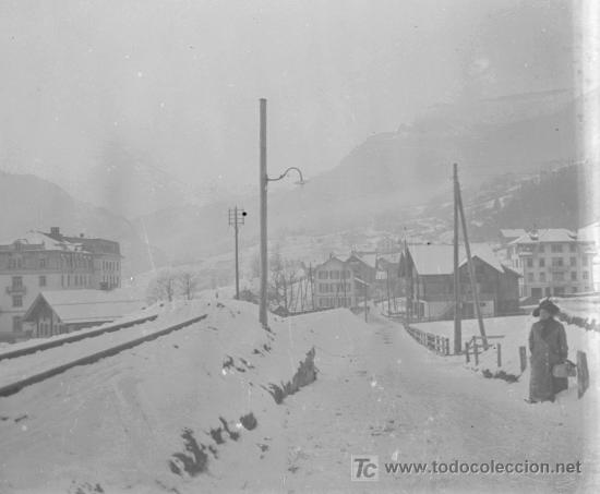 Photographie ancienne: TREN. Vias de tren, paisaje nevado y se&ntilde;ora. Circa 1930. Negativo estereosc&oacute;pico
