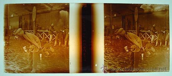 Fotografia antica: ANTIGUA FOTOGRAFIA ESTEREOSCOPICA DE CRISTAL - ESTEREOCOPIA - HINDOUS SE LAVANT - MIDE 10,5 X 4,5 CM