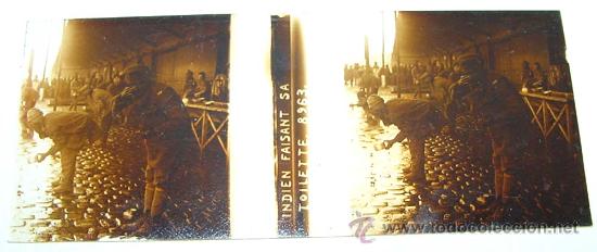 Fotografia antica: ANTIGUA FOTOGRAFIA ESTEREOSCOPICA DE CRISTAL - ESTEREOCOPIA - INDIEN FAISANT SA TOILETTE - MIDE 10,5
