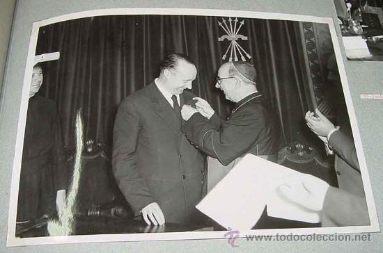Fotografia antiga: ANTIGUA FOTOGRAFIA DEL ACTO DE IMPOSICION DE CONDECORACIONES DE LA SANTA SEDE AL VICESECRETARIO NACI