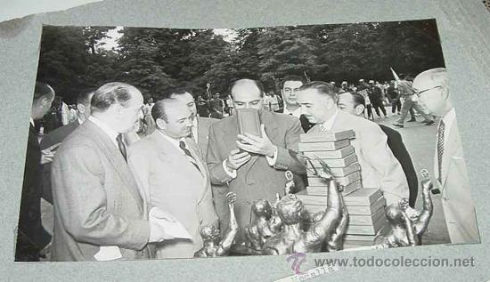 Fotografia antiga: ANTIGUA FOTOGRAFIA DE LA IMPOSICION DE LA MEDALLA DE ORO DE LA O.S. EDUCACION Y DESCANSO A JOSE SO