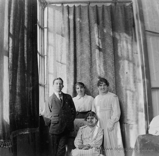 Antique Photography: Cuatro j&oacute;venes en interior de mansi&oacute;n. Circa 1915. Sin autor&iacute;a.