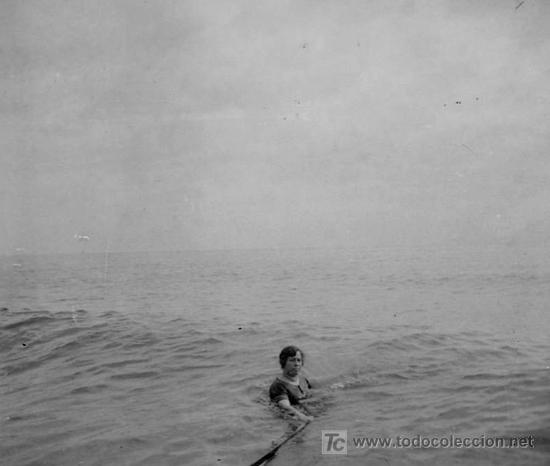 Fotografia antiga: Se&ntilde;ora en el mar. Interesante foto de se&ntilde;ora desde la playa. Circa 1915.