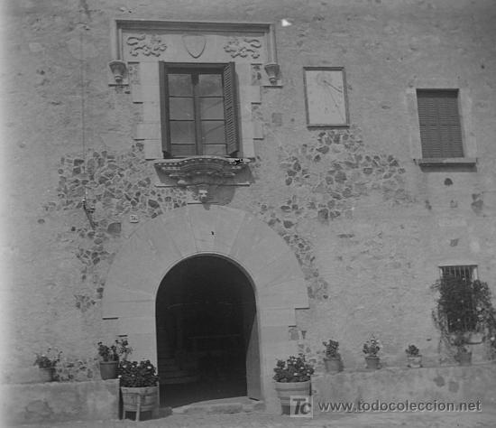 Antique Photography: Masia catalana. Puerta principal y ventanal. Circa 1920. lugar sin identificar.