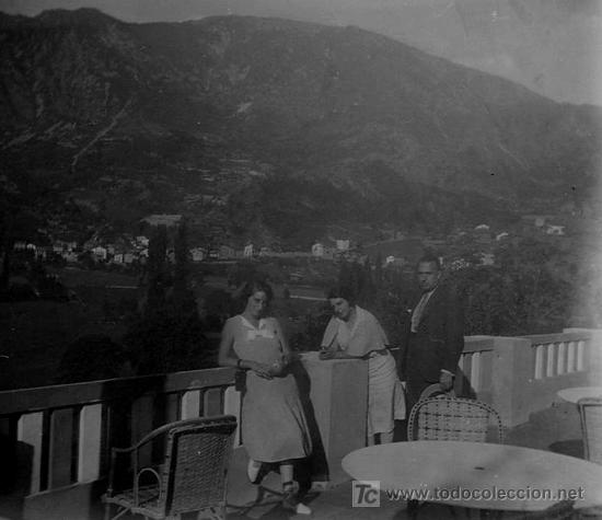 Fotografia antica: Terraza, dos se&ntilde;ora y un se&ntilde;or. Valle al fondo. Circa 1925. Lugar sin identificar.