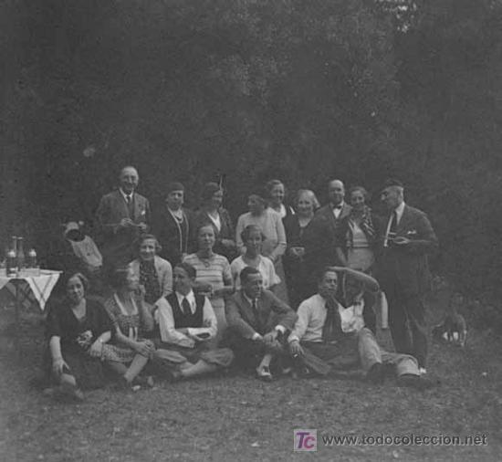 Fotograf&iacute;a antigua: Grupo familiar. Jardin. Circa 1925. Sin autor&iacute;a.
