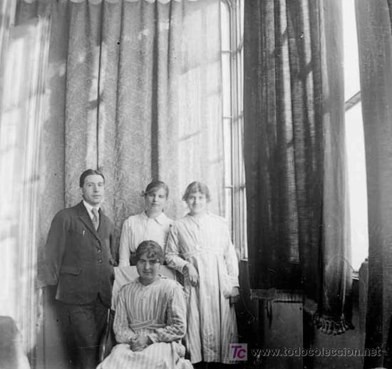 Fotografia antiga: Cuatro j&oacute;venes en interior de mansi&oacute;n. Circa 1920. Interesante foto. Sin autor&iacute;a.