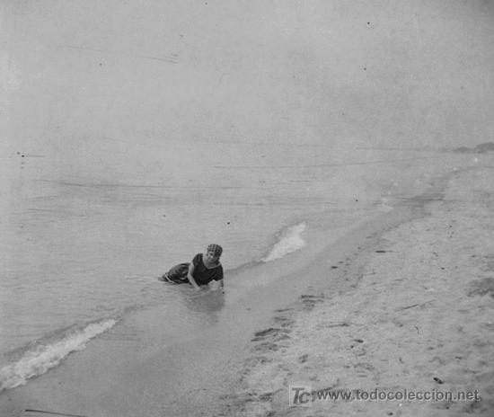 Fotografia antica: Playa. Se&ntilde;orita en la playa. Catalu&ntilde;a. Circa 1915.