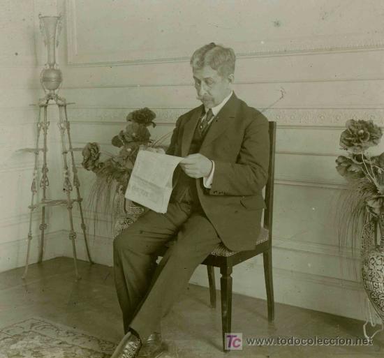 Fotografia antica: Caballero leyendo el peri&oacute;dico. Bonita foto de interior. Pone Galicia. Circa 1915