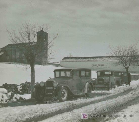 Fotograf&iacute;a antigua: Automovilismo. Tres coches y carretera con vieve. Preciosa foto. Circa 1920
