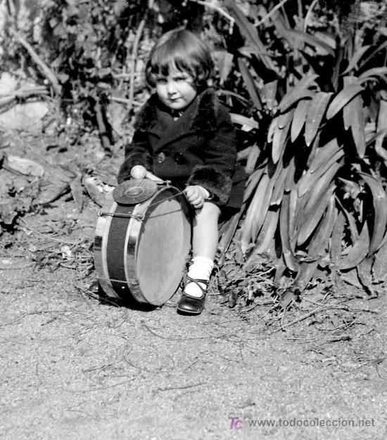 Photographie ancienne: Ni&ntilde;a con tambor en un jardin. Encantadora foto. Circa1915