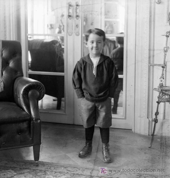 Alte Fotografie: Ni&ntilde;o. Preciosa imegen de ni&ntilde;o, reflejo en un interior. Circa 1915