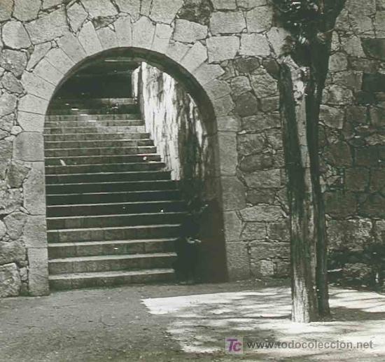 Fotograf&iacute;a antigua: Se&ntilde;or sentado bajo un arco. Lugar sin identificar. Circa 1920