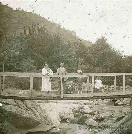 Fotografia antica: Puente y r&iacute;o. Familia con cuatro hijos. Curiosa foto. Circa 1920.