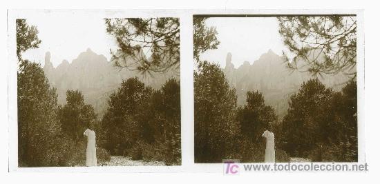Fotografia antiga: Montserrat. Se&ntilde;orita y la monta&ntilde;a de fondo. Circa 1930