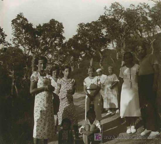 Antique Photography: Grupo familiar. Paseo al atardecer. Zona de Girona. Circa 1930