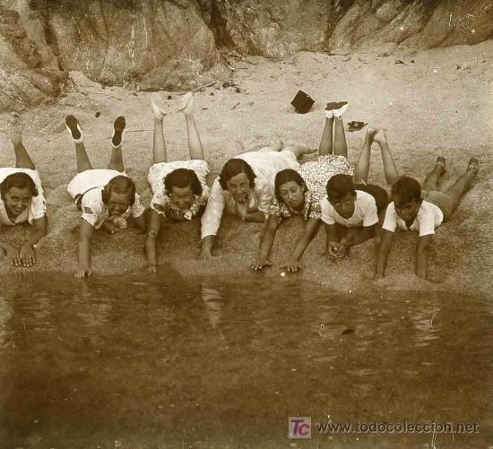 Fotografia antiga: Fotograf&iacute;a art&iacute;stica. J&oacute;venes en el mar. Circa 1930