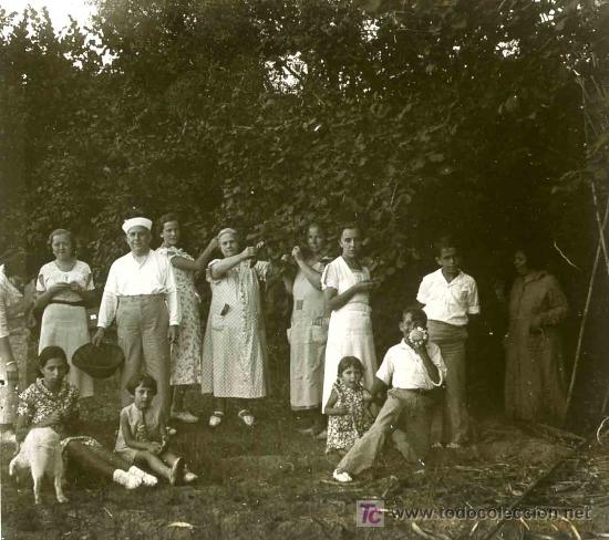 Fotograf&iacute;a antigua: Grupo de veraneantes. Divertida foto. Circa 1930