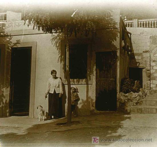 Fotografia antiga: Casa veraniega. Se&ntilde;ora, ni&ntilde;o y perro. Catalu&ntilde;a. Circa 1910