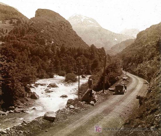 Fotografia antiga: Parada en el camino. Pirineos y coche en la cuneta. Lugar sin identificar. Circa 1920