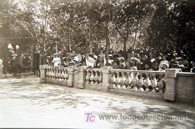 Antique Photography: ESPECTADORES EN EL PASEO RIBALTA DE CASTELLON JURA A LA BANDERA DE SOLDADOS DEL REGIMIENTO OTUMBA