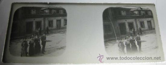Fotografia antica: ANTIGUA ESTEREOSCOPIA DE CRISTAL, POSITIVO - PERSONAJES EN UNA CALLE, AL FONDO UN COMERCIO DE HERBOR