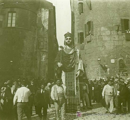 Fotograf&iacute;a antigua: Gigantes. Gegant. Festividad de la Merc&egrave;. Pla&ccedil;a Nova. Carrer del Bisbe. Circa 1900