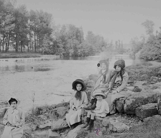 Fotografia antica: R&iacute;o. Grupo familiar en un r&iacute;o. Preciosa imagen. Lugar sin identificar. Circa 1910