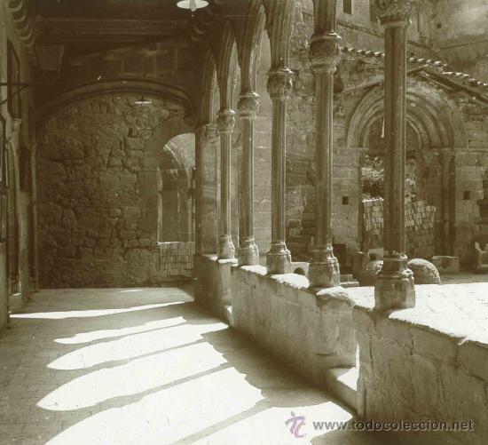 Fotografia antiga: Montserrat. Antiguo claustro y puerta rom&aacute;nica desaparecida. Impresionante documento gr&aacute;fico. c.1913