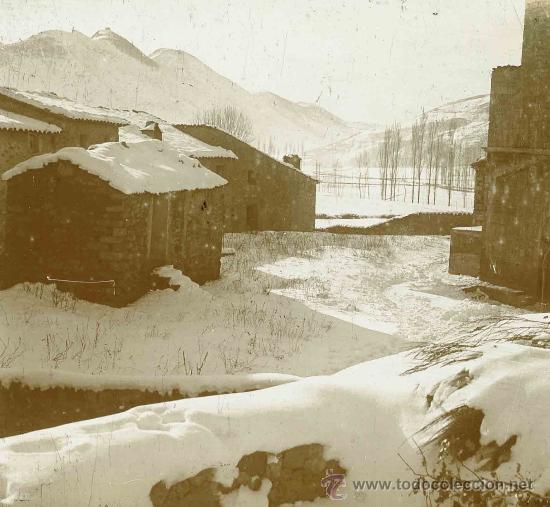 Fotografia antica: Pirineo Catal&aacute;,. Bonita imagen de pueblo nevado. Circa 1910.