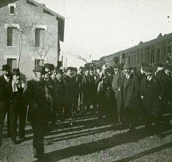 Fotografia antiga: Grupo de pol&iacute;ticos o empresarios. Tren de vapor. Barcelona-Madrid. c. 1905
