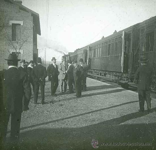 Fotografia antica: Tren de vapor. Recorrido de Barcelona a Madrid. Parada en el camino. c.1905