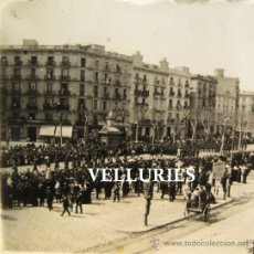 Fotografía antigua: DESFILE MILITAR BARCELONA. ESTEREO CRISTAL POSITIVO. HACIA 1915. 4,5 X 10,5 CM