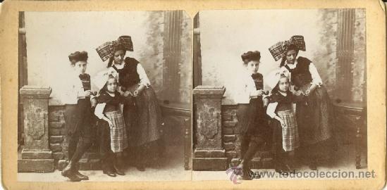 Fotografia antiga: FOTOGRAF&Iacute;A ESTEREOSC&Oacute;PICA DE NI&Ntilde;OS CON TRAJE REGIONAL DE CENTROEUROPA