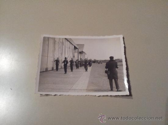 Fotografia antiga: FOTOGRAFIA DEFILANDO FRENTE AL MINISTRO DEL AIRE J.EDUARDO GONZALEZ GALLARZA NOVIEMBRE 1951