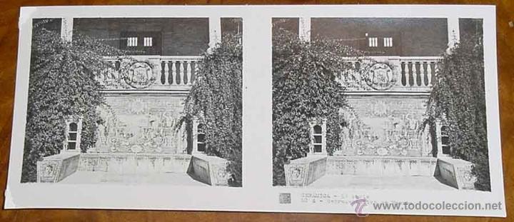 Fotografia antiga: ANTIGUA FOTO ESTEREOSCOPICA CERAMICA - 1&ordm; SERIE - COLECCION NUM. 1010 - BANCOS DE LA PLAZA DE ESPA&Ntilde;A