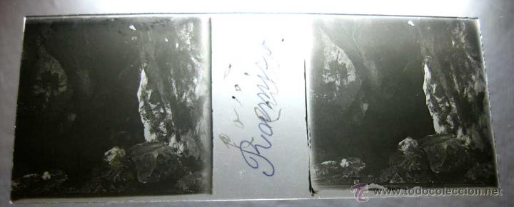 Fotografia antica: ANTIGUA FOTOGRAFIA ESTEREOSCOPICA DE COVADONGA, CUEVA - ASTURIAS - EN CRISTAL - MIDE 10,7 X 4,4 CMS