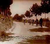 Fotograf&iacute;a antigua: Ciclismo. Ciclistas en plena carretera. Zona del Garraf. c. 1925