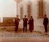 Fotograf&iacute;a antigua: Grupo de personas  delante de una casa. c. 1925