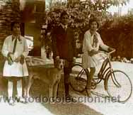 Fotograf&iacute;a antigua: Tres ni&ntilde;os y un perro en el jardin. Catalunya. c. 1925