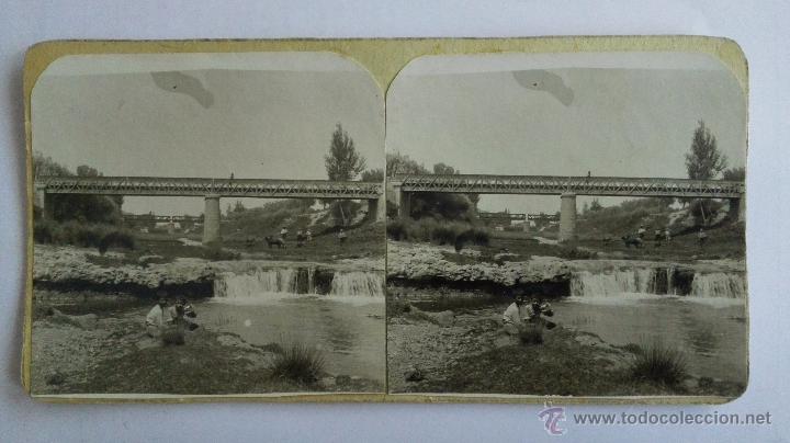 Fotografia antiga: ANTIGUA FOTOGRAFIA ESTEREOSCOPICA, NI&Ntilde;OS JUGANDO EN LA ORILLA DEL RIO