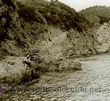 Fotografia antica: Costa brava. Pescador en las rocas de una cala pescando con ca&ntilde;a. Bonita imagen. c. 1925