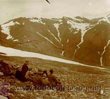 Fotografia antica: Puigmal. Excursionistas admirando las vistas desde el Puigmal. Antiguos atuendos. c. 1925