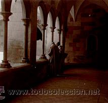 Fotografia antiga: Monasterio de Montealegre. Claustro con dos monjes con &aacute;bito. c. 1930