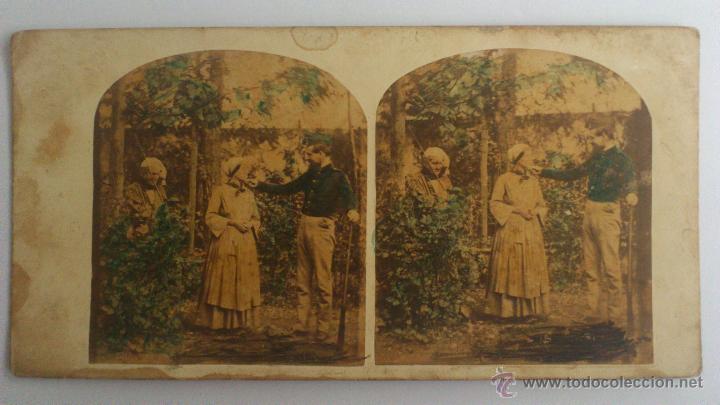 Photographie ancienne: ANTIGUA FOTOGRAFIA ESTEREOSCOPICA, MILITAR ALAGANDO A UNA SE&Ntilde;ORITA, OTRO HOMBRE SONRIE